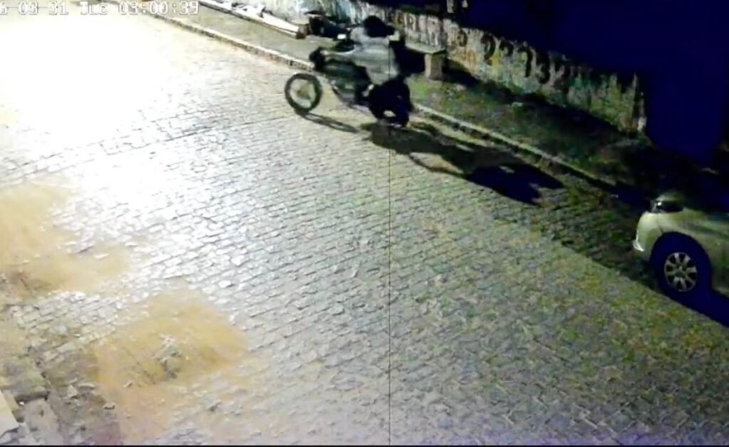 🚨 Onda de furtos de motocicletas assusta moradores em Candeias (MG)