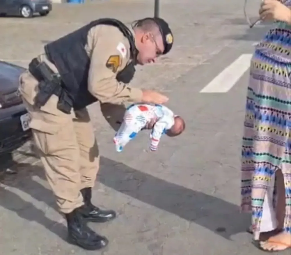 Policiais salvam bebê de 1 ano engasgado durante patrulhamento em Lavras;. criança já estava com dificuldade para respirar.