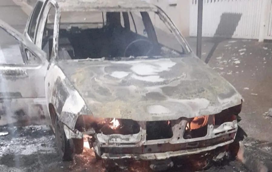 Carro fica destruído após incêndio no Sul de Minas – onda poços