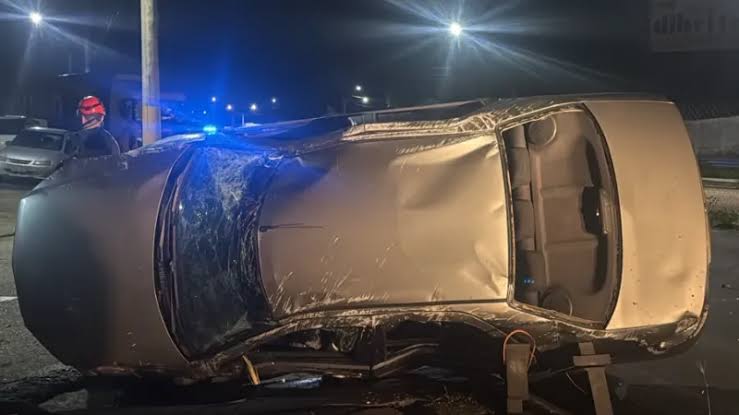 Motorista fica gravemente ferido após carro capotar na MG-050, em Divinópolis